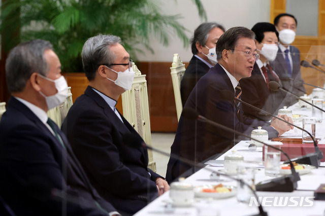 [서울=뉴시스]추상철 기자 =문재인 대통령이 27일 오전 청와대 본관에서 한국교회총연합 김태영,류정호,문수석 공동대표회장을 비롯한 한국 교회 지도자와 간담회를 하고 있다. 2020.08.27.&nbsp; scchoo@newsis.com