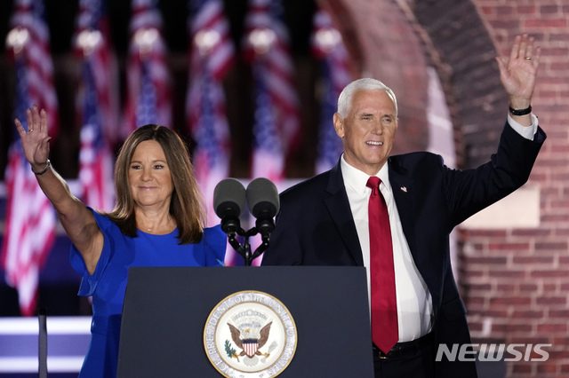 [볼티모어=AP/뉴시스]마이크 펜스 미 부통령이 공화당 전당대회 셋째 날인 26일(현지시간) 볼티모어에서 11월 대선 후보직을 수락한 뒤 배우자인 캐런 펜스와 손을 흔들고 있다. 2020.08.27. 