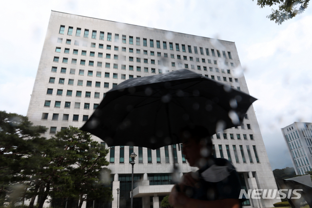 [서울=뉴시스] 이윤청 기자 = 법무부가 검찰 중간간부 및 평검사 인사를 단행할 것으로 알려진 27일 서울 서초구 대검찰청이 보이고 있다. 2020.08.27.&nbsp; radiohead@newsis.com