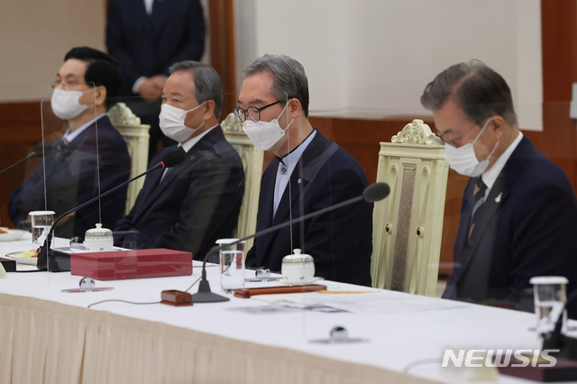 [서울=뉴시스]추상철 기자 =김태영(왼쪽 세번째) 한국교회총연합 공동대표가 27일 오전 청와대 본관에서 열린 한국 교회 지도자 초청 간담회에 참석해 발언하고 있다. 2020.08.27.  scchoo@newsis.com