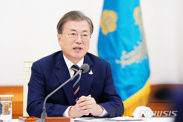 [서울=뉴시스]추상철 기자 =문재인 대통령이 27일 오전 청와대 본관에서 한국교회총연합 김태영,류정호,문수석 공동대표회장을 비롯한 한국 교회 지도자와 간담회를 하고 있다. 2020.08.27.&nbsp; scchoo@newsis.com