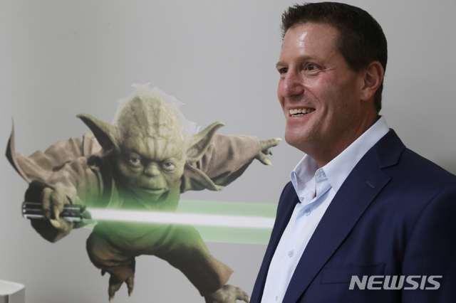 [글렌데일(미 캘리포니아주)=AP/뉴시스]지난 2015년 7월13일 당시 디즈니 최고전략책임자이던 케빈 메이어가 캘리포니아 글렌데일의 디즈니 시설을 방문하고 있다. 지난 6월1일 디즈니를 떠나 틱톡 최고경영자(CEO)로 자리를 옮긴 메이어는 미국 내 사업권을 매각하라는 미 행정부의 압력 속에 27일 사임했다. 2020.8.27