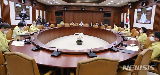 [서울=뉴시스]김명원 기자 = 유은혜 사회부총리 겸 교육부 장관이 27일 서울 종로구 정부서울청사 영상회의실에서 서울-세종 화상으로 열린 제13차 사회관계장관회의에 참석해 발언하고 있다. 2020.08.27. kmx1105@newsis.com