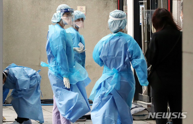 [인천=뉴시스] 이종철 기자 = 인천에서 교회발 신종 코로나바이러스 감염증(코로나19) 확진자가 늘어나는 가운데 27일 오전 인천시 서구 가톨릭관동대학교 국제성모병원 선별진료소에서 의료진이 분주하게 움직이고 있다. 2020.08.27.&nbsp; jc4321@newsis.com