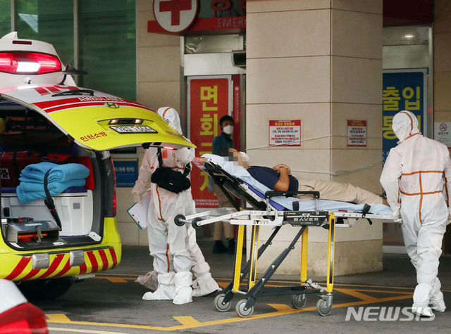 [인천=뉴시스] 이종철 기자 = 전국의사 2차 총파업 둘째날인 27일 오전 인천시 서구 가톨릭관동대학교 국제성모병원 응급의료센터에 환자가 도착하고 있다. 2020.08.27. jc4321@newsis.com