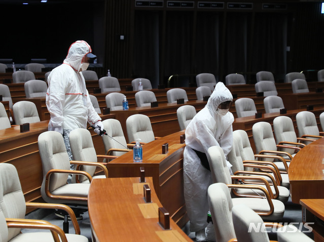 [서울=뉴시스] 박미소 기자 = 신종 코로나바이러스 감염증(코로나19) 확진자 발생으로 국회 폐쇄 조치가 내려진 가운데 한 방역업체 관계자가 27일 서울 여의도 국회의사당에서 방역 작업을 하고 있다.(사진=국회 제공)2020.08.27.&nbsp; photo@newsis.com
