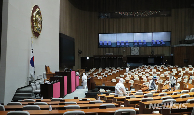 [서울=뉴시스] 박미소 기자 = 신종 코로나바이러스 감염증(코로나19) 확진자 발생으로 국회 폐쇄 조치가 내려진 가운데 한 방역업체 관계자가 27일 서울 여의도 국회의사당에서 방역 작업을 하고 있다.(사진=국회 제공)2020.08.27.&nbsp; photo@newsis.com