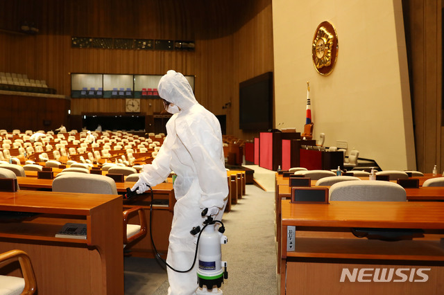 [서울=뉴시스] 박미소 기자 = 신종 코로나바이러스 감염증(코로나19) 확진자 발생으로 국회 폐쇄 조치가 내려진 가운데 한 방역업체 관계자가 27일 서울 여의도 국회의사당에서 방역 작업을 하고 있다.(사진=국회 제공)2020.08.27.&nbsp; photo@newsis.com