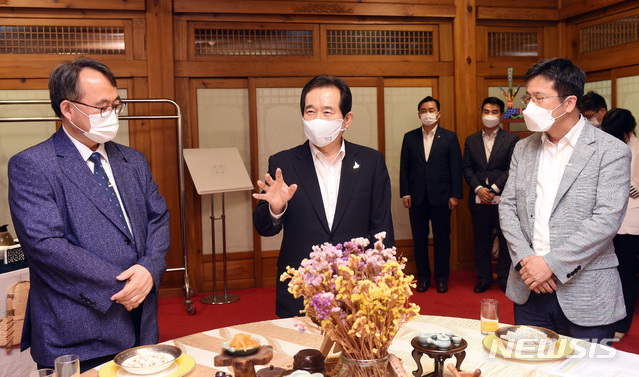 [서울=뉴시스] 김명원 기자 = 정세균 국무총리가 27일 오후 서울 종로구 총리공관에서 '코로나19 재확산 현황과 전망, 우리의 대응은?' 라는 주제로 열린 제16차 목요대화에 앞서 참석자들과 대화를 하고 있다. 2020.08.27. photo@newsis.com