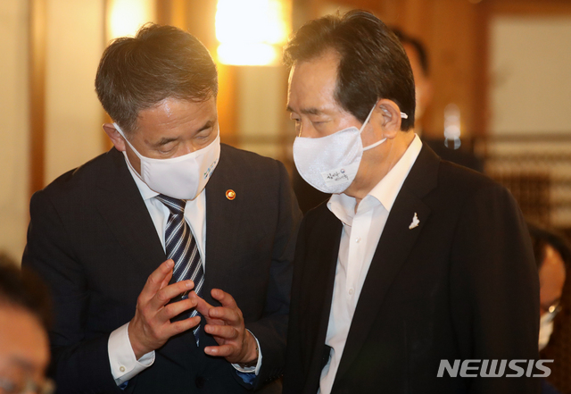 [서울=뉴시스]김명원 기자 = 정세균 국무총리가 27일 서울 종로구 삼청동 총리서울공관에서 열린 제16차 목요대화에 참석해 박능후 보건복지부 장관과 이야기를 나누고 있다. 2020.08.27.&nbsp; kmx1105@newsis.com