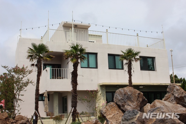 [제주=뉴시스] 양영전 기자 = 제주도 서귀포시 남원읍 소재 A게스트하우스 업주가 지난 27일 밤 신종 코로나바이러스 감염증(코로나19) 확진 판정을 받은 데 이어 28일 오전에는 직원 1명이 추가로 확진됐다. 사진은 이날 오후 A게스트하우스 모습. 0jeoni@newsis.com 