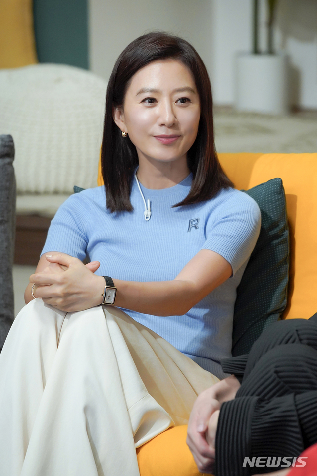 [서울=뉴시스] 오는 30일 방송되는 JTBC 예능프로그램 '방구석1열'에 배우 김희애가 출연한다. (사진 = JTBC '방구석1열') photo@newsis.com