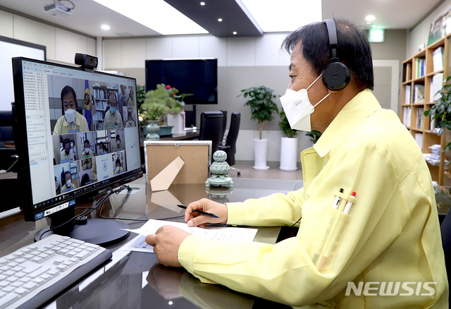 [수원=뉴시스] 28일 장현국 경기도의회 의장이 간부공무원과 비대면 화상회의를 개최하고 코로나19 대응방안을 논의했다. (사진=경기도의회 제공)