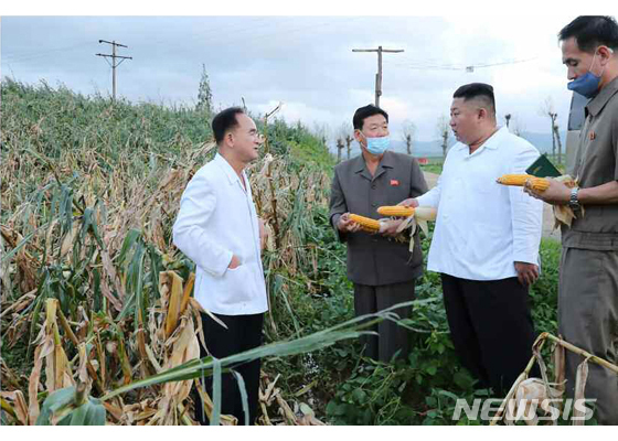 [서울=뉴시스]박진희 기자 = 북한 김정은 국무위원장이 제8호 태풍 '바비'가 지나간 황해남도의 태풍 피해지역을 찾아 피해 상황을 점검했다고 노동신문이이 지난달 28일 보도했다. (사진=노동신문 캡처) 2020.09.04  pak7130@newsis.com  (* 위 사진은 재배포, 재판매, DB 및 활용을 금지합니다)