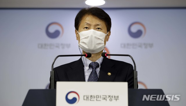 [서울=뉴시스]김명원 기자 = 김강립 보건복지부 차관이 28일 오전 정부서울청사에서 열린 의사단체 집단 행동 관련 보건복지부, 법무부, 경찰청 등 관계부처와 함께 합동 브리핑을 하고 있다. 2020.08.28.&nbsp; photo@newsis.com