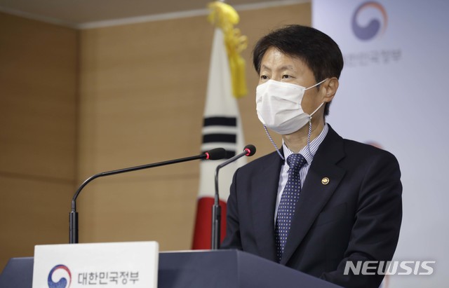 [서울=뉴시스]김명원 기자 = 김강립 보건복지부 차관이 28일 오전 정부서울청사에서 열린 의사단체 집단 행동 관련 보건복지부, 법무부, 경찰청 등 관계부처와 함께 합동 브리핑을 하고 있다. 2020.08.28.  photo@newsis.com 