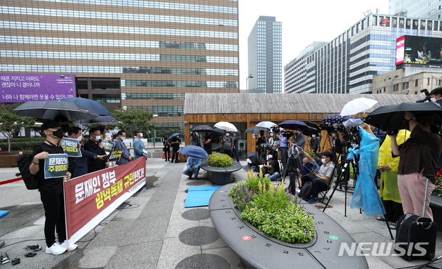 [서울=뉴시스] 이윤청 기자 = 815 비상대책위원회와 사랑제일교회 변호인단이 28일 서울 종로구 광화문광장에서 기자회견에서 열고 정부의 신종 코로나바이러스 감염증(코로나19) 방역 실패 인정을 촉구하며 전광훈 목사 등의 명예훼손에 대한 문재인 대통령 국민집단소송 의사를 밝히고 있다. 2020.08.28. radiohead@newsis.com