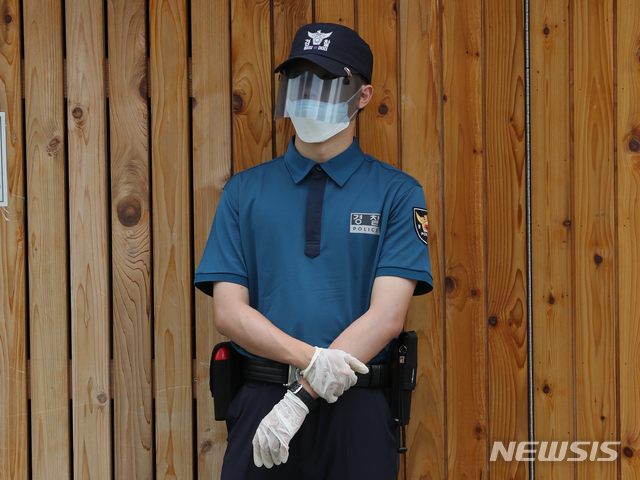 [서울=뉴시스] 이윤청 기자 = 지난 8월28일 한 경찰 관계자가 서울 종로구 광화문광장에서 페이스실드를 착용한 모습으로 근무서고 있다. 2020.08.28. radiohead@newsis.com