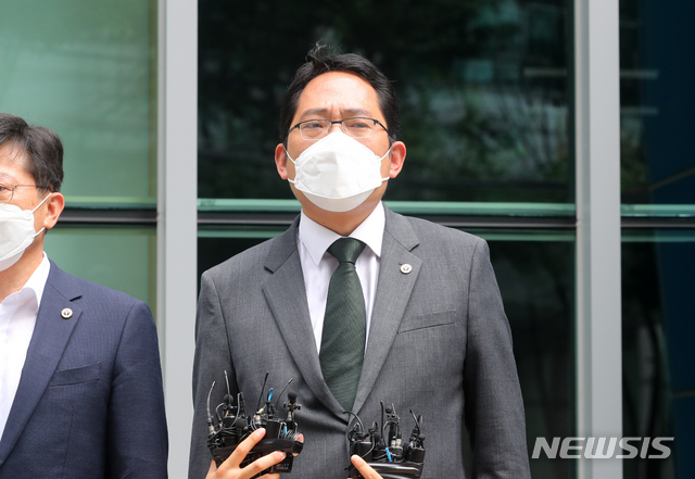 [서울=뉴시스]배훈식 기자 = 최대집 대한의사협회 회장이 28일 오전 서울 종로구 서울지방경찰청 앞에서 기자회견을 열고 보건복지부의 업무개시명령 위반 전공의 고발에 대한 입장을 밝히고 있다. 2020.08.28. dahora83@newsis.com