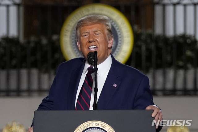 [워싱턴=AP/뉴시스]도널드 트럼프 미국 대통령이 공화당 전당대회 마지막 날인 27일(현지시간) 워싱턴 백악관 사우스론에서 공화당 대선후보 수락 연설을 하고 있다. 트럼프 대통령은 바이든 후보가 이번 대선에서 승리할 경우 “중국이 미국의 소유자(owner)가 될 것”이라는 주장을 반복했다. 2020.08.28.