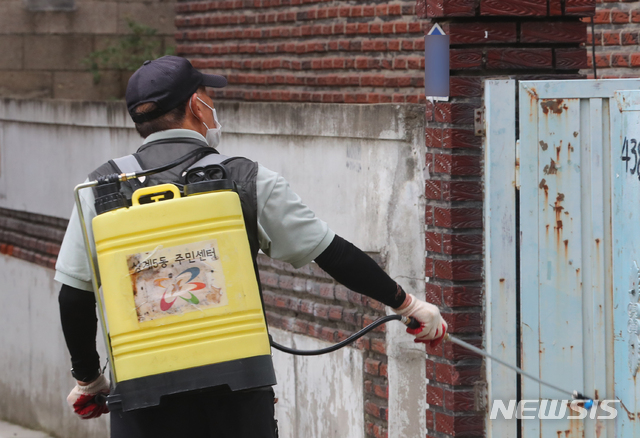 [서울=뉴시스]배훈식 기자 = 28일 오후 신종 코로나바이러스 감염증(코로나19) 집단 감염이 발생한 서울 노원구 소재의 빛가온교회 인근 주택가에서 동주민센터 관계자가 방역작업을 하고 있다. 2020.08.28. dahora83@newsis.com