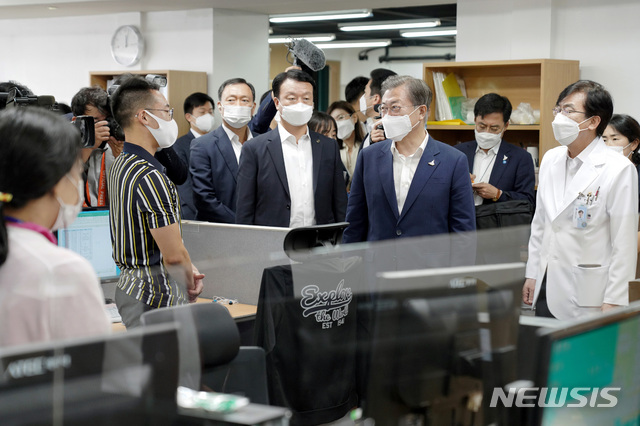 [서울=뉴시스] 추상철 기자 = 문재인 대통령이 28일 서울 중구 국립중앙의료원 수도권 병상 공동대응 상황실을 방문, 신종 코로나바이러스 감염증(코로나19) 현장대응반원들을 격려하고 있다. 2020.08.28scchoo@newsis.com