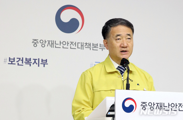 [세종=뉴시스]강종민 기자 = 박능후 중앙재난안전대책본부 1차장(보건복지부 장관)이 28일 오후 정부세종청사에서 수도권 방역조치 강화 방안을 발표하고 있다. 수도권 소재 일반음식점과 휴게음식점, 제과점은 오후 9시부터 다음날 오전 5시까지 포장·배달만 허용된다. 또 마스크 착용, 출입자 명부 관리, 시설 내 테이블 간 2m(최소 1m) 유지 등의 핵심 방역수칙을 준수해야 한다. 2020.08.28. ppkjm@newsis.com