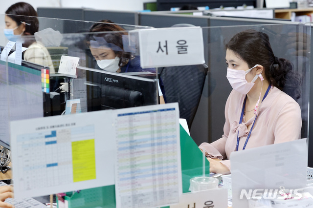 [서울=뉴시스] 추상철 기자 = 지난달 28일 서울 중구 국립중앙의료원에 마련된 수도권 병상 공동대응 상황실에서 현장대응반원들이 병상 확보를 위한 업무를 보고 있다. 2020.08.28  scchoo@newsis.com