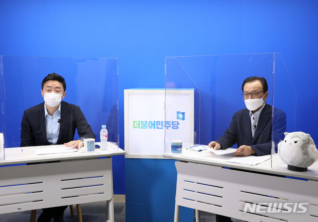 [서울=뉴시스] 국회사진기자단 = 이해찬 더불어민주당 대표가 28일 오후 서울 여의도 더불어민주당사에서 온라인으로 퇴임 기자간담회를 하고 있다. 2020.08.28.&nbsp; photo@newsis.com