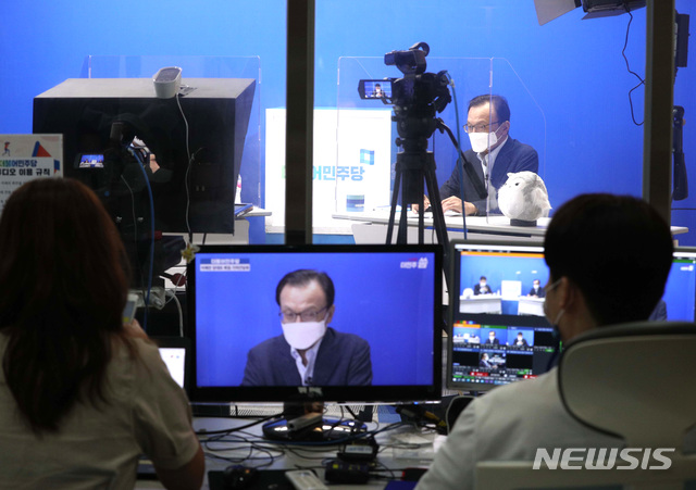 [서울=뉴시스] 국회사진기자단 = 이해찬 더불어민주당 대표가 28일 오후 서울 여의도 더불어민주당사에서 온라인으로 퇴임 기자간담회를 하고 있다. 2020.08.28.&nbsp; photo@newsis.com