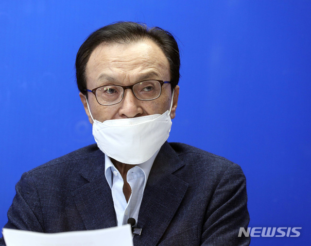 [서울=뉴시스] 국회사진기자단 = 이해찬 더불어민주당 대표가 28일 오후 서울 여의도 더불어민주당사에서 온라인으로 퇴임 기자간담회를 하고 있다. 2020.08.28.&nbsp; photo@newsis.com