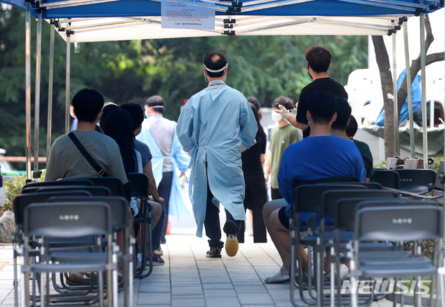 [서울=뉴시스] 서울 노원구 노원구보건소 선별진료소를 찾아 검사를 기다리고 있다. (사진=뉴시스 DB). photo@newsis.com