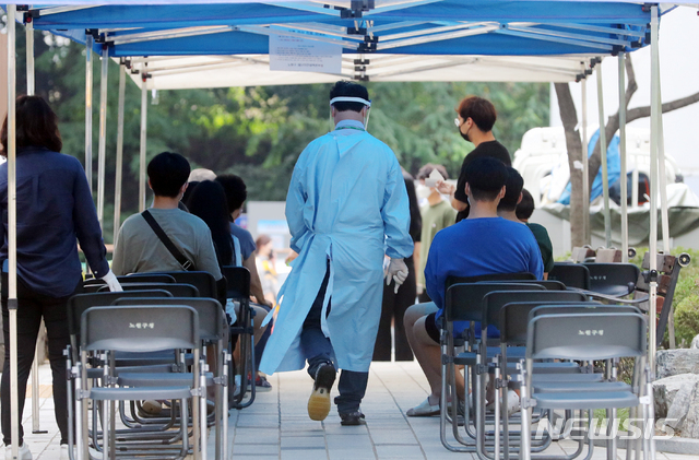 [서울=뉴시스]배훈식 기자 = 신종 코로나바이러스 감염증(코로나19) 집단 감염이 발생한 서울 노원구 빛가온교회 교인과 가족, 방문자 등이 28일 오후 서울 노원구 노원구보건소 선별진료소를 찾아 검사를 기다리고 있다. 2020.08.28.&nbsp; dahora83@newsis.com