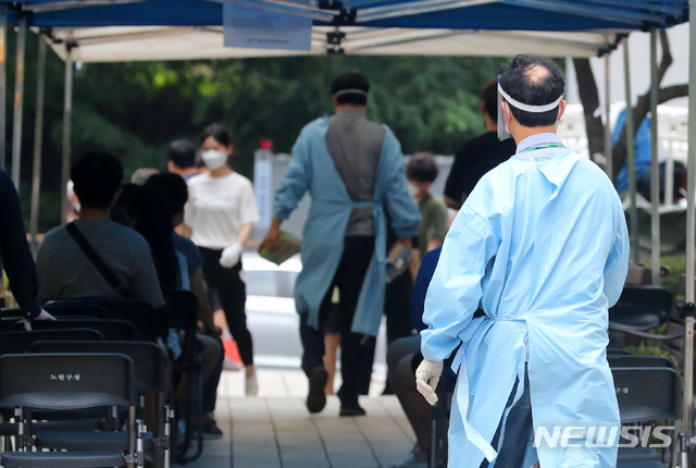 [서울=뉴시스]배훈식 기자 = 신종 코로나바이러스 감염증(코로나19) 집단 감염이 발생한 서울 노원구 빛가온교회 교인과 가족, 방문자 등이 28일 오후 서울 노원구 노원구보건소 선별진료소를 찾아 검사를 기다리고 있다. 2020.08.28.&nbsp; dahora83@newsis.com