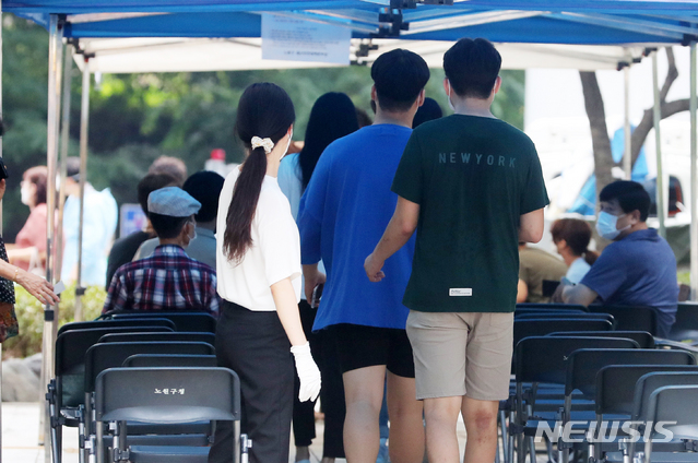 [서울=뉴시스]배훈식 기자 = 신종 코로나바이러스 감염증(코로나19) 집단 감염이 발생한 서울 노원구 빛가온교회 교인과 가족, 방문자 등이 28일 오후 서울 노원구 노원구보건소 선별진료소를 찾아 검사를 기다리고 있다. 2020.08.28.&nbsp; dahora83@newsis.com