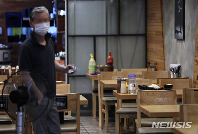 [서울=뉴시스] 이윤청 기자 = 정부가 수도권의 신종 코로나바이러스 감염증(코로나19) 확산세를 차단하기 위해 거리두기 단계는 2단계를 유지하되 오는 30일 0시부터 9월6일 자정까지 방역조치를 강화하기로 했다. 앞으로는 식당의 경우 야간시간 포장·배달만 허용되며 프랜차이즈형 커피전문점은 영업시간과 관계없이 포장·배달만 허용된다. 사진은 28일 서울 시내의 한 음식점 모습. 2020.08.28.&nbsp; radiohead@newsis.com 