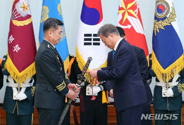 [서울=뉴시스] 추상철 기자 = 문재인 대통령이 28일 신임 국방부 장관에 서욱 현 육군참모총장을 내정했다고 밝혔다. 사진은 문재인 대통령이 지난 2019년 4월 15일 청와대 본관에서 열린 군 장성 진급 및 보직 신고식에서 육군 참모총장인 서욱 대장의 삼정검에 수치를 달아주는 모습. 2020.08.28.photo@newsis.com