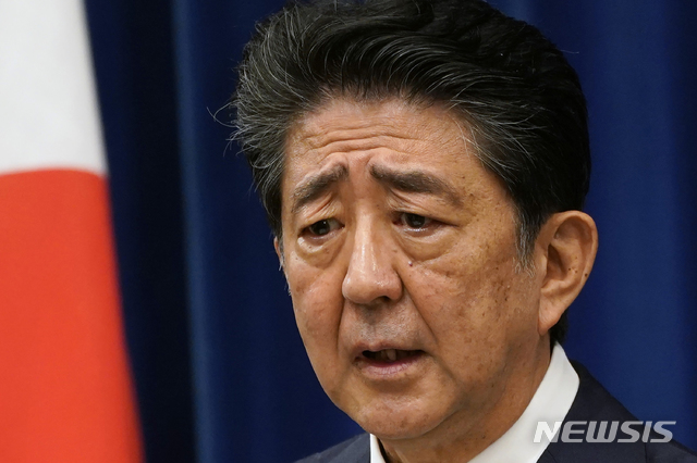 [도쿄=AP/뉴시스]28일 아베 신조 일본 총리가 도쿄 소재 총리 관저에서 기자회견을 열어 사임을 발표하고 있다. 지병인 궤양성 대장염이 재발했기 때문이다. 2020.08.28.