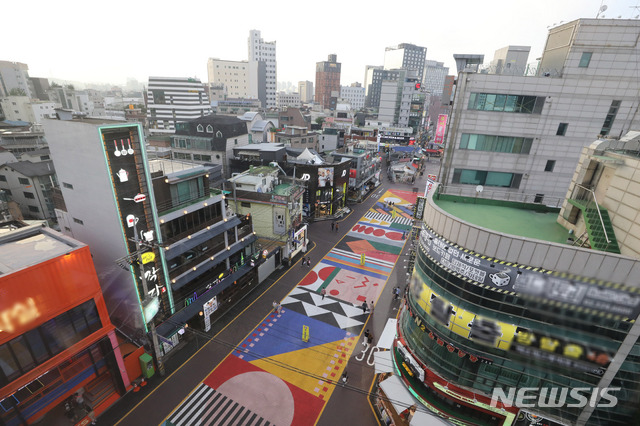 [서울=뉴시스] 고범준 기자 = 신종 코로나바이러스 감염증(코로나19) 확산으로 정부가 사회적 거리두기 2단계 조치를 일주일 연장, 음식점과 카페 등 밀집된 공간의 운영시간을 제한하는 방안을 발표한 28일 오후 서울 마포구 홍대거리가 한산한 모습을 보이고 있다. 2020.08.28.  bjko@newsis.com