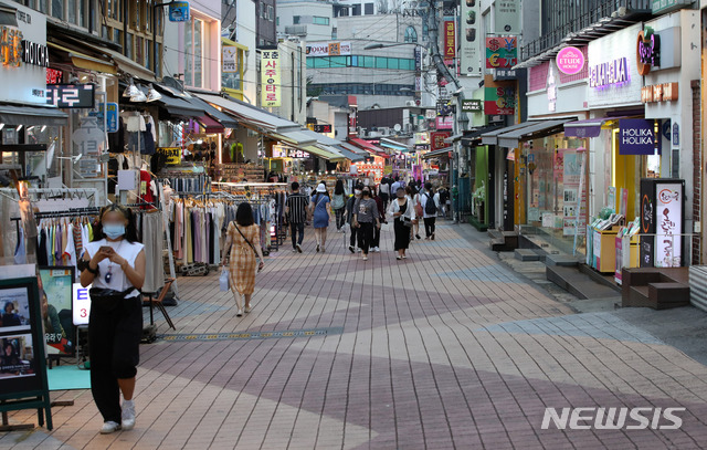 [서울=뉴시스] 고범준 기자 = 신종 코로나 바이러스 감염증(코로나19) 확산으로 정부가 사회적 거리두기 2단계 조치를 일주일 연장, 음식점과 카페 등 밀집된 공간의 운영시간을 제한하는 방안을 발표한 28일 오후 서울 마포구 홍대거리가 한산한 모습을 보이고 있다. 2020.08.28. bjko@newsis.com