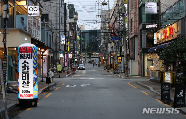 [서울=뉴시스] 고범준 기자 = 신종 코로나바이러스 감염증(코로나19) 확산으로 정부가 사회적 거리두기 2단계 조치를 일주일 연장, 음식점과 카페 등 밀집된 공간의 운영시간을 제한하는 방안을 발표한 28일 오후 서울 마포구 홍대 인근거리가 한산한 모습을 보이고 있다. 2020.08.28. bjko@newsis.com