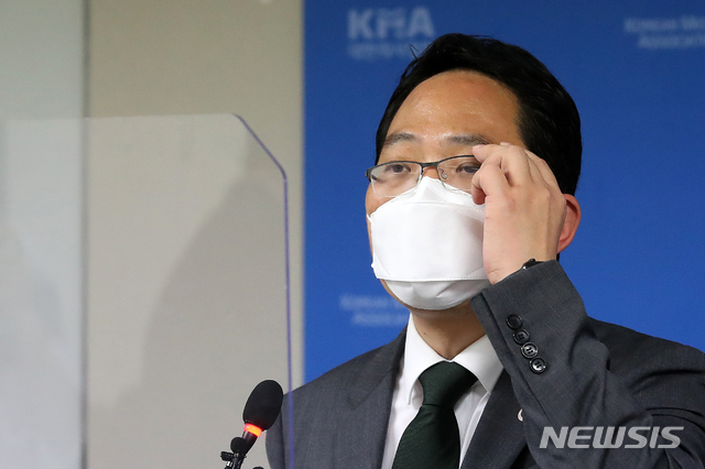 [서울=뉴시스] 고범준 기자 = 최대집 대한의사협회장이 28일 오후 서울 용산구 대한의사협회에서 기자회견을 열고 범의료계 4대악 저지투쟁 특별위원회 논의 결과 발표 기자회견을 하고 있다. 대한의사협회는 이날 정부가 전공의와 대한의사협회를 각각 고발한 것을 공권력의 폭거로 규정하고, 태도 변화가 없으면 오는 9월 7일부터 무기한 총파업에 들어가기로 했다. 2020.08.28.&nbsp; photo@newsis.com