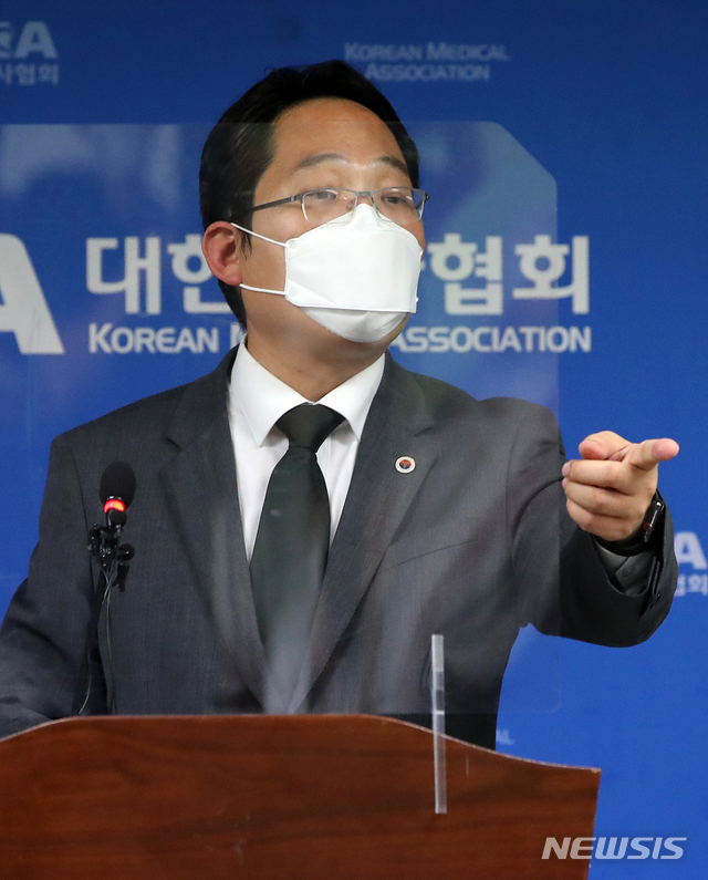 [서울=뉴시스] 고범준 기자 = 최대집 대한의사협회장이 28일 오후 서울 용산구 대한의사협회에서 기자회견을 열고 범의료계 4대악 저지투쟁 특별위원회 논의 결과 발표 기자회견을 하고 있다. 대한의사협회는 이날 정부가 전공의와 대한의사협회를 각각 고발한 것을 공권력의 폭거로 규정하고, 태도 변화가 없으면 오는 9월 7일부터 무기한 총파업에 들어가기로 했다. 2020.08.28. photo@newsis.com