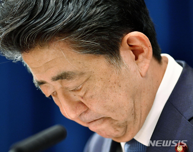 [도쿄=AP/뉴시스]아베 신조 일본 총리가 지난 28일 총리 관저에서 기자회견을 가지고 '사임'을 표명하며 고개를 숙이고 있다. 지병인 궤양성 대장염 재발로 사임 뜻을 밝혔다. 2020.08.31.