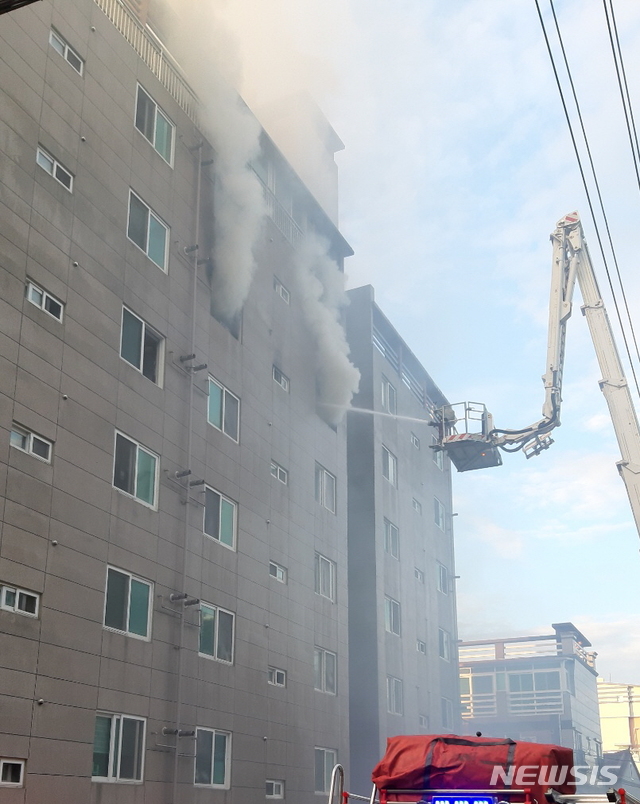 [울산=뉴시스]안정섭 기자 = 29일 오전 울산시 중구 성안동의 한 빌라에서 화재가 발생해 소방당국이 진화작업을 펼치고 있다. 2020.08.29. (사진=울산소방본부 제공)photo@newsis.com