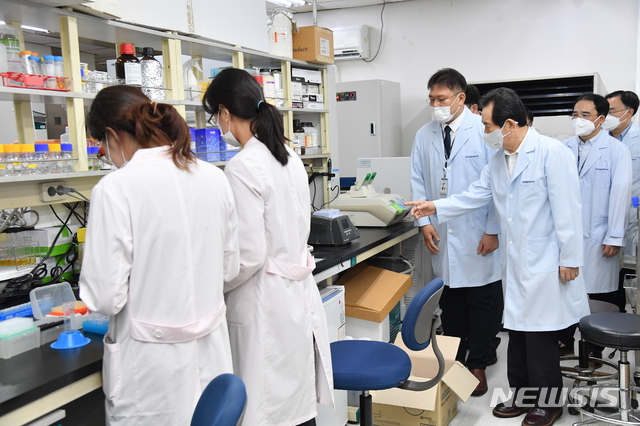 [서울=뉴시스]김명원 기자 = 정세균 국무총리가 29일 오전 대전 유성구 한국생명공학연구원 대전본원을 찾아 코로나19 치료제·백신 개발 현장점검하고 있다. 2020.08.29.&nbsp; photo@newsis.com