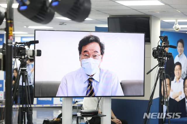 [서울=뉴시스]김명원 기자 = 더불어민주당의 차기 지도부를 선출할 '제4차 전국대의원대회'가 29일 오후 서울 영등포구 여의도 더불어민주당 당사에서 열린 가운데 신종 코로나바이러스 감염증(코로나19) 음성 판정을 받은 이낙연 후보가 자가격리 중 영상으로 정견 발표를 하고 있다. (사진=더불어민주당 제공) 2020.08.29. photo@newsis.com