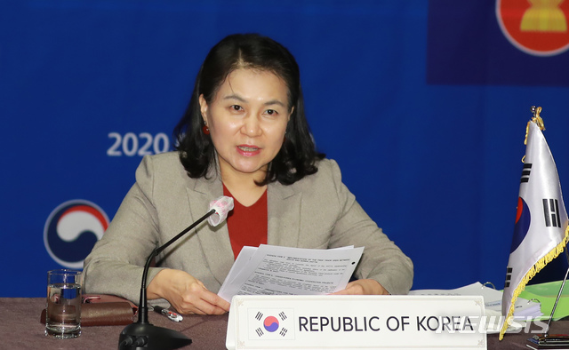 [서울=뉴시스]김명원 기자 = 유명희 산업통상자원부 통상교섭본부장이 29일 오후 서울 쉐라톤 강남 팰리스호텔 체리룸에서 강호민 대한상공회의소 전무, 강성룡 산업기술진흥원 단장, 양승욱 중소벤처기업부 과장 등 한국측 정부대표단과 베트남, 브루나이, 캄보디아, 인도네시아, 라오스, 말레이시아, 미얀마, 필리핀, 싱가포르, 태국 등 아세안(ASEAN) 10개국 경제장관이 참석한 가운데 열린 「제17차 한-아세안 경제장관회의」에 참석해 인사말을 한 후 ‘2019년 11월 한-아세안 특별정상회의 계기 합의한 한-아세안 산업혁신기구(AKIIC) 및 한-아세안 표준화 공동연구센터(AKSRC) 설립 진행상황을 점검하고, 한-아세안 자유무역협정(FTA) 이행 및 추가자유화’등에 관해 논의했다. (사진=산업통상자원부 제공) 2020.08.29.  photo@newsis.com