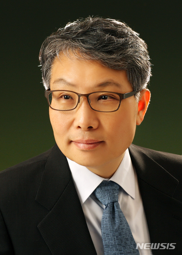 [서울=뉴시스]고(故) 최종현 SK그룹 선대회장이 설립한 한국고등교육재단의 신임 사무총장으로 최병일 이화여자대학교 국제대학원 교수가 다음달 1일 취임한다. 2020.08.30. (사진=재단 제공)