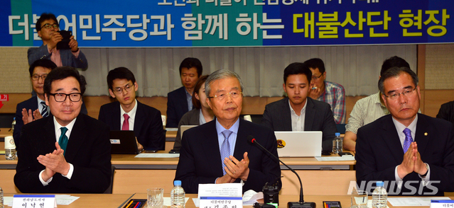 [서울=뉴시스]2016년 5월2일 당시 더불어민주당 김종인 대표(가운데)와 이낙연 전남지사(왼쪽)가 현장간담회를 하고 있다. 2016.05.02. (사진=뉴시스DB)